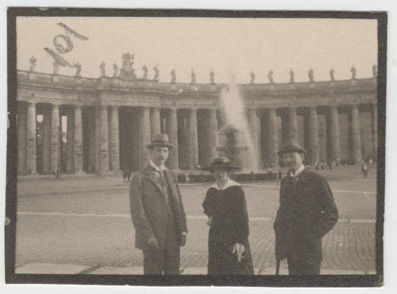 Eduard Virgo kaaslastega Roomas Peetri väljakul