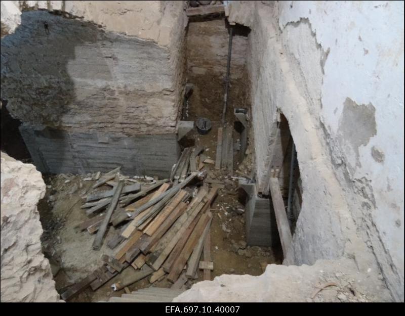 Riisipere mõis. Mõisa peahoone renoveerimistööd. Võlvkeldri väljakaevamine.