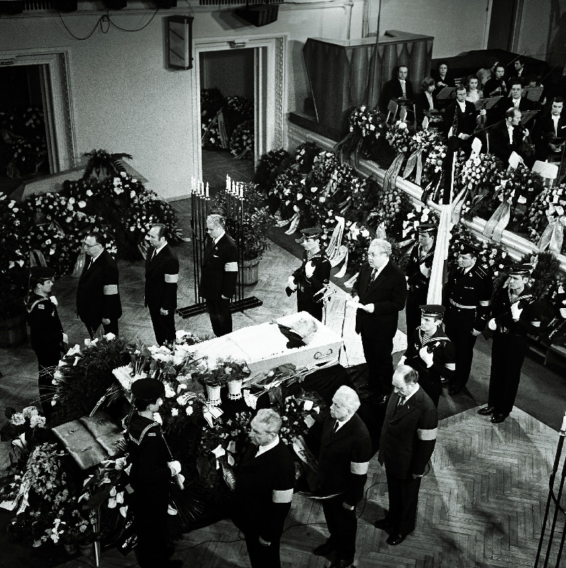 Eesti NSV Ülemnõukogu Presiidiumi esimehe asetäitja A. Ansbergi matusetalitusel "Estonia" kontserdisaalis kõneleb ENSV Ülemnõukogu Presiidiumi esimees A. Vader.