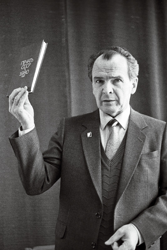 Eesti NSV Kirjastuskomitee esimees Lembit Kaik külas ajalehe "Noorte Hääl" toimetuses.