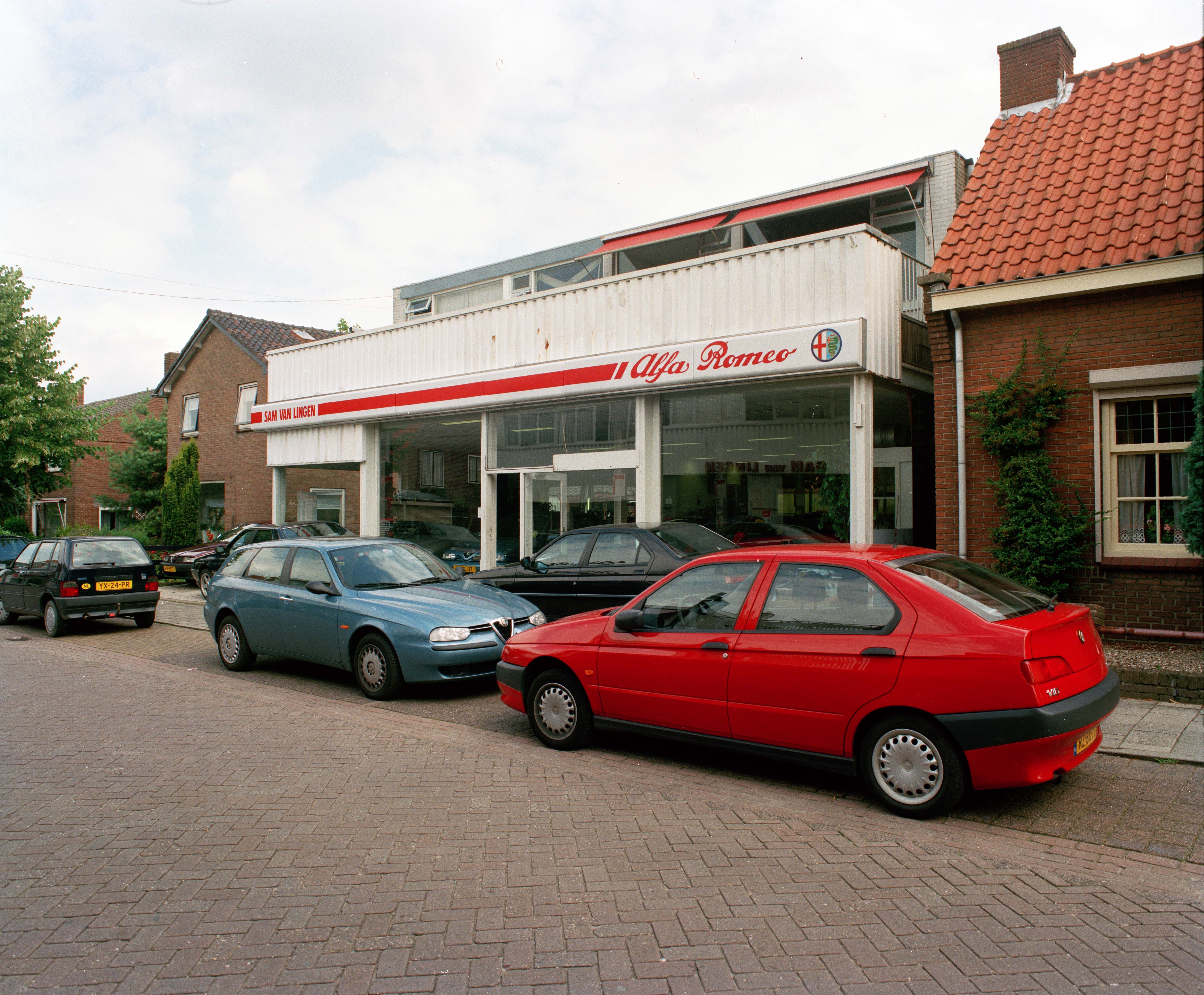 Gezicht op de voorgevel van de Alfa Romeo-showroom Sam van Lingen (Herenweg 2A) te Houten.