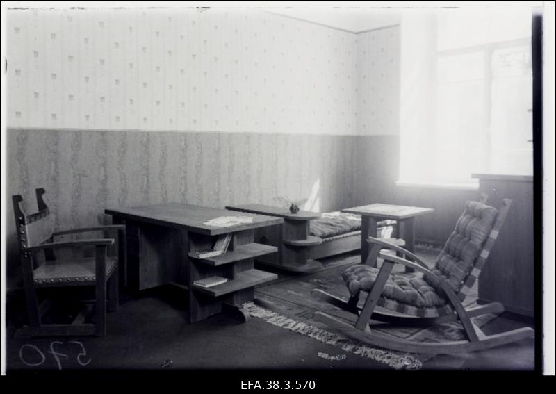 Väljapanekuid Riigi Tööstuskooli õpilastöödenäituselt.