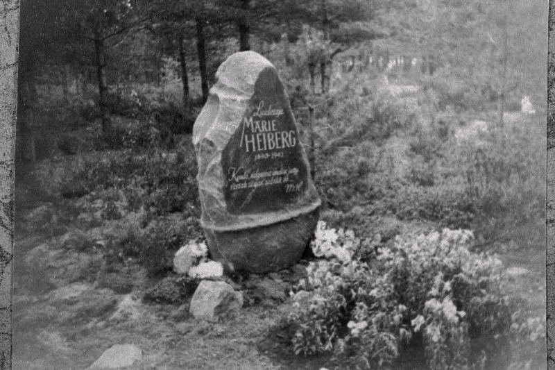 Kirjanik Marie Heibergi hauakivi Liiva kalmistul.