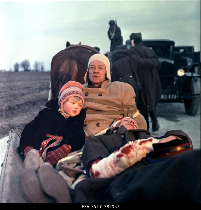 Filmi "Äratus" filmimine. Kaljo Kiisk Mõistuse Jaani ja Liina Lintrop Väikese Liisi osas ning haavatud Sõdur küüdivankril.