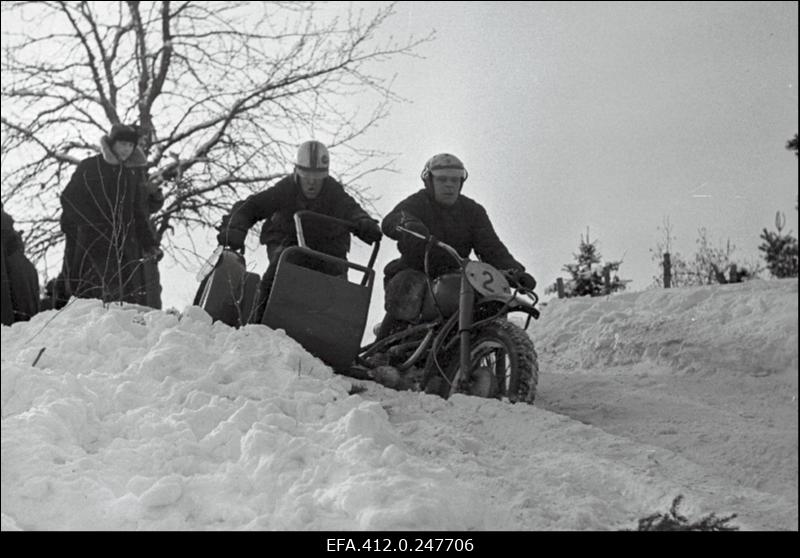 Vabariigi talimotokross Kloostrimetsas.