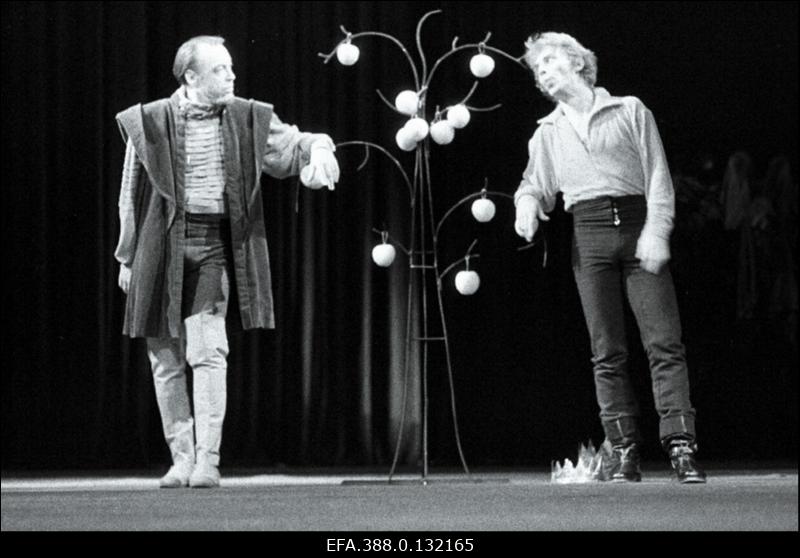 Stseen W. Shakespeare'i näidendist "Hamlet" Viljandi Draamateatris "Ugala". Osades Rein Malmsten ja Andres Lepik.