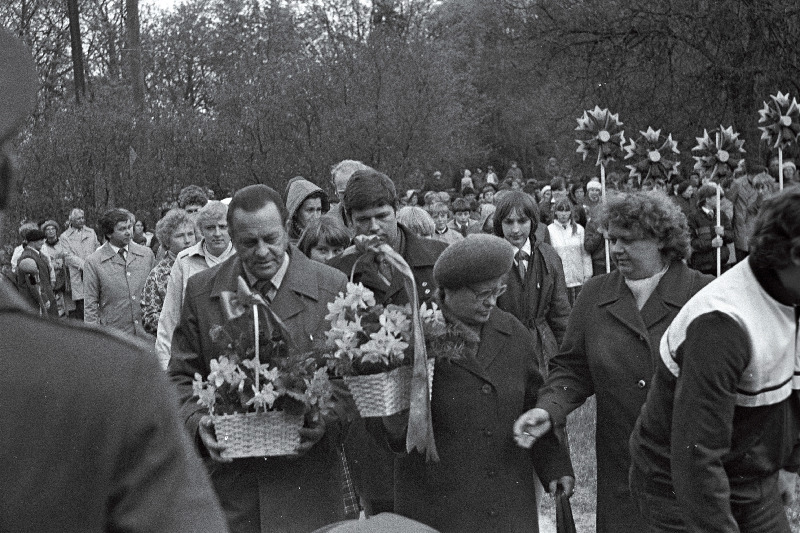 Suure Isamaasõja veteranid võidupühal Haapsalu vennaskalmistule lilli panemas.