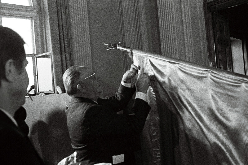 EKP Keskkomitee esimene sekretär J. Käbin kinnitab ENSV Teaduste Akadeemia üldkogu pidulikul koosolekul akadeemia lipule Rahvaste Sõpruse ordeni.