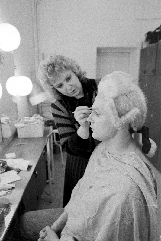 RAT Estonia grimeerija Maimo Tamreigas grimeerib Taimo Toomastit enne W. A. Mozarti koomilise ooperi Figaro pulm etendust.