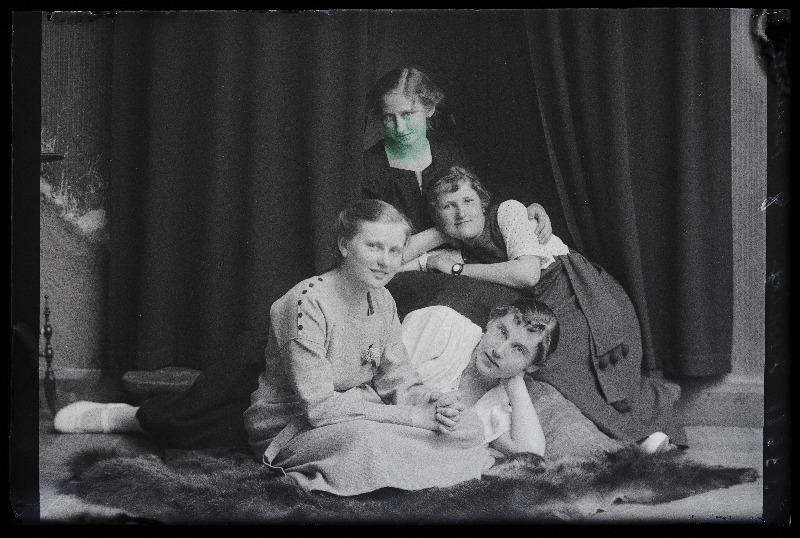 Grupp neiusid, (foto tellija Keerig [Keerik]).