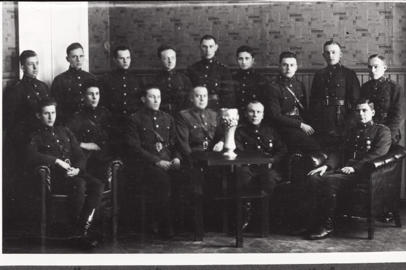 Eesti Vabariigi Scoutspataljoni meeskond OLÜ 1932.a. üleriiklikul laskurühingute vahelistel võistlustel võidetud karikaga.
