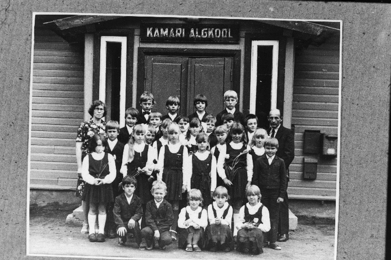 Kooli 150. sünnipäeva tähistavad Kamari algkooli õpilased koos õpetajate Helgi ja Johannes Mangusega, kes on koolis õpetanud üle 20 aasta.