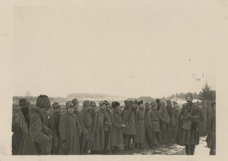 Vabadussõda, vangi võetud punaväelased Voldis. Paremal servas kapten Karl Parts