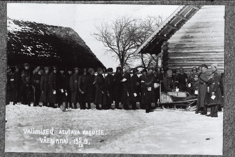 Vabadussõda. Kalevi Maleva Pataljoni 2.roodu sõdurid Asutava Kogu valimisel Suur-Bereznjuki külas. Paremalt esimene lipnik Rudolf Bauert, teine pataljoniülem lipnik Leopold Tõnson, vasakul saanis istub 2.roodu ülem lipnik Otto Tief.