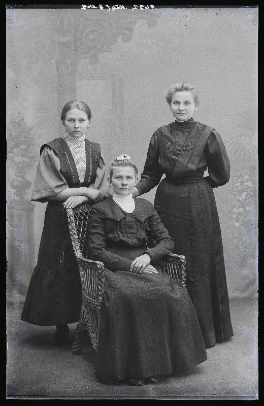 Grupp naisi, paremal Mühlberg.