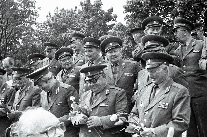 Eesti NSV fašistlikest okupantidest vabastamise 40. aastapäevale pühendatud sõjaaegse 27. laskurpolgu veteranide nõukogu ajaloo uurimise ja jäädvustamise grupi korraldatud matkast mööda polgu rindeteed osavõtjate kohtumisel esineb sõjaveteranide ansambel.