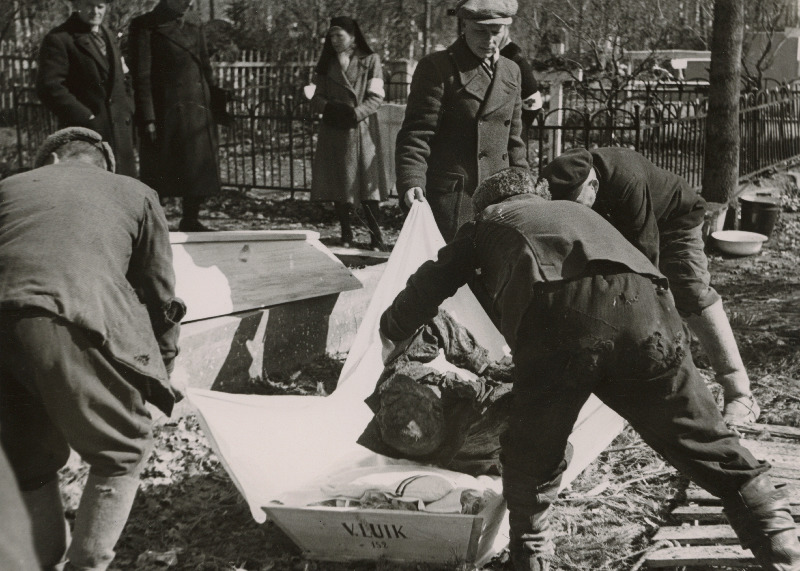 Tartu vanglas 8. juulil 1941.a. venelaste poolt hukatute ümbermatmine Pauluse kalmistule.
