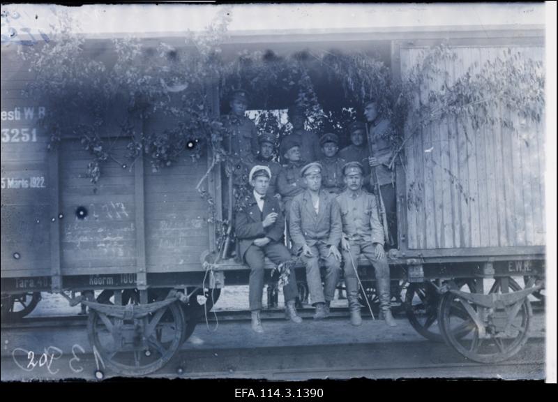 Grupp Eesti sõjaväe sõdureid vaguni platvormil.