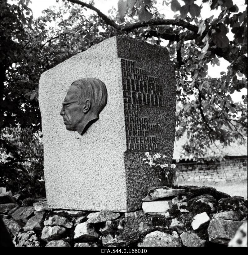 Mälestusmärk kirjanik Juhan Smuulile tema sünnikodus Koguval.