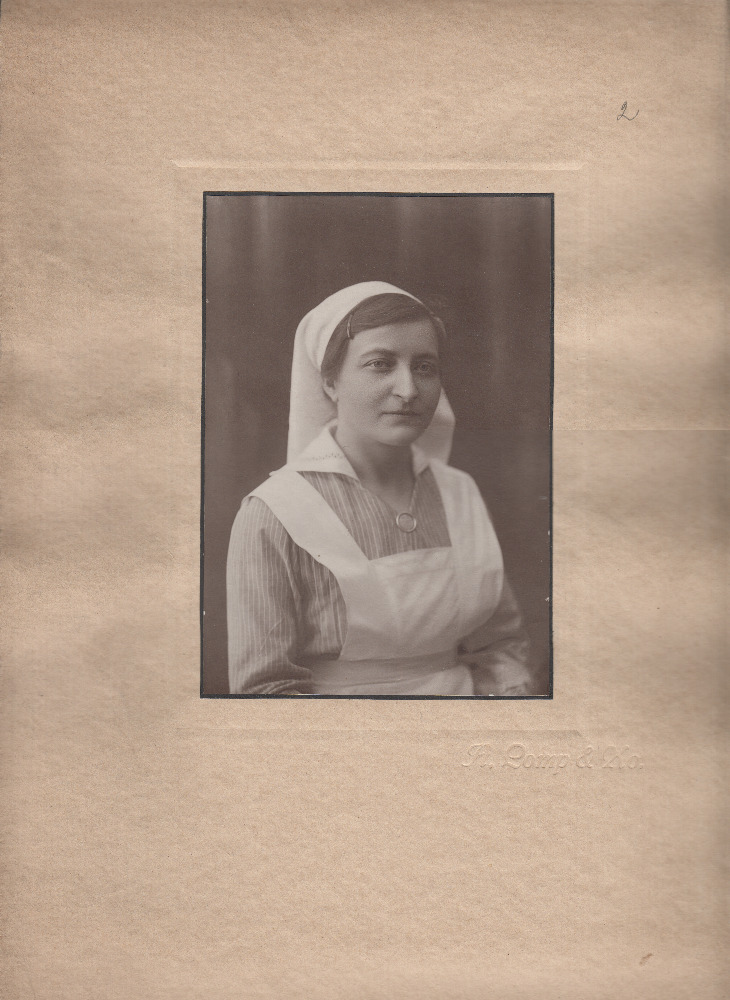 Portree põlle ja pearätiga naisest.