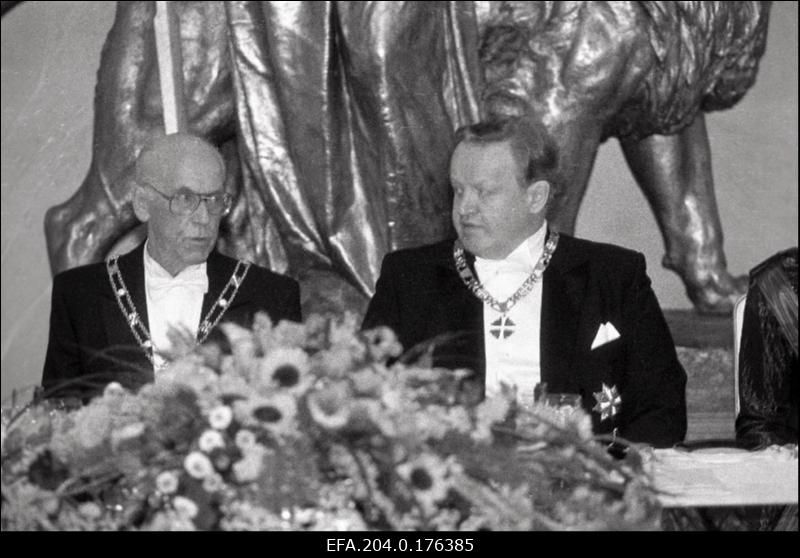 Eesti Vabariigi president Lennart Meri (vasakul) Soome Vabariigi presidendi Martti Ahtisaari vastuvõtul.