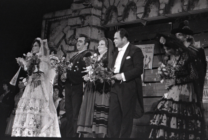 Savonlinna rahvusvaheline ooperifestival Olavikindluse õuel. RAT “Estonia” näitlejad pärast G. Bizet´ ooperi “Carmen” etendust. Paremalt: dirigent  Eri  Klas,  Mare  Jõgeva,  Ivo Kuusk, Leili Tammel.