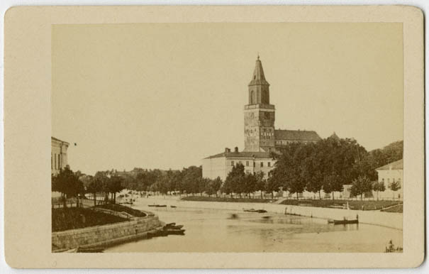 Vy från Aurabron mot domkyrkan i Åbo