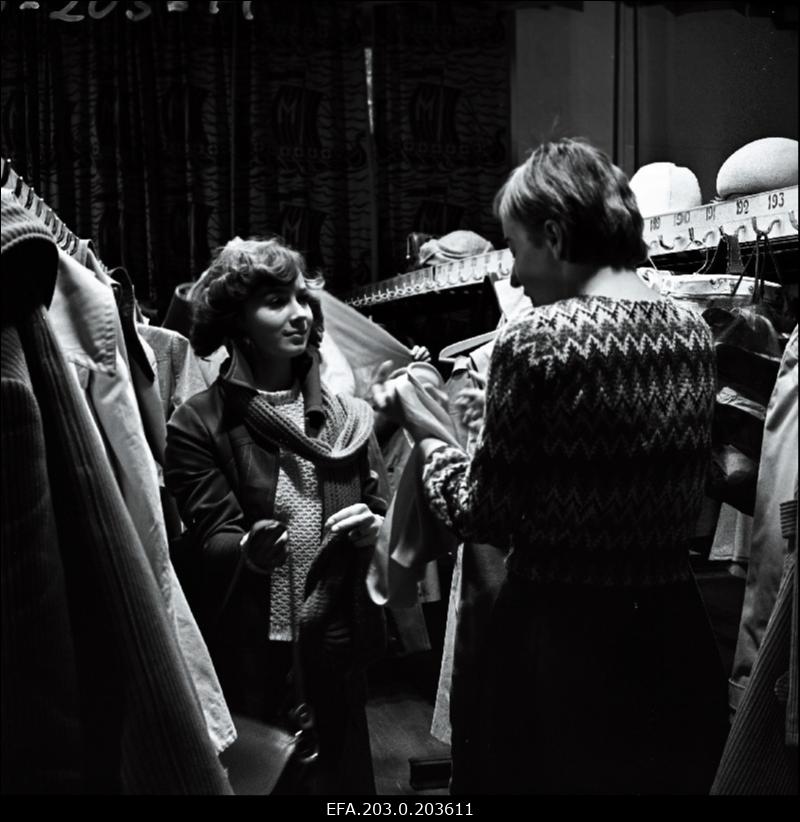 Stseen Tallinnfilmi mängufilmist "Aeg elada, aeg armastada". Kaupluses vestlevad Debora (Aida Zars) ja tema sõbratar Epp (Anne Paluver).