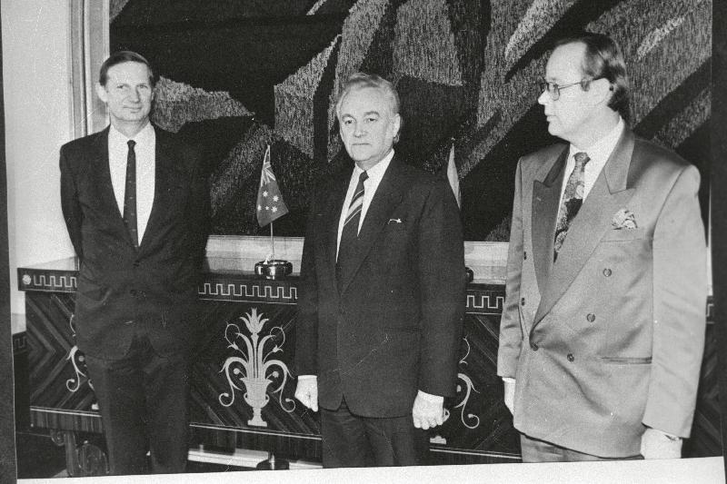 Austraalia suursaadik Eesti Vabariigis Robert Stuart Merrilees (vasakult), Eesti Vabariigi Ülemnõukogu esimees Arnold Rüütel ja Eesti Vabariigi asevälisminister Rein Müllerson.