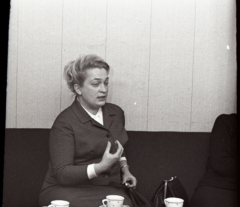 Tallinna linna Miilitsavalitsuse operatiiv-volinik Alviine Anier "Õhtulehe" toimetuse vestlusringis laste murdeea probleemidest rääkimas.