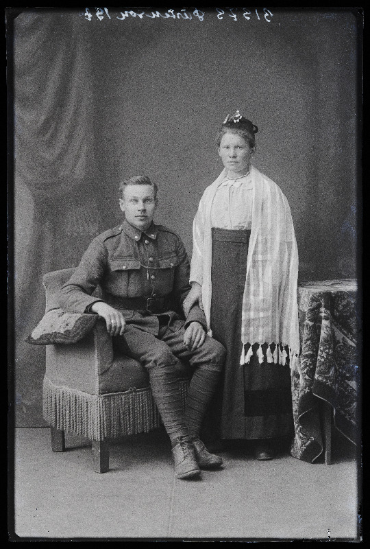 Sõjaväelane Pärtenson naisega.
