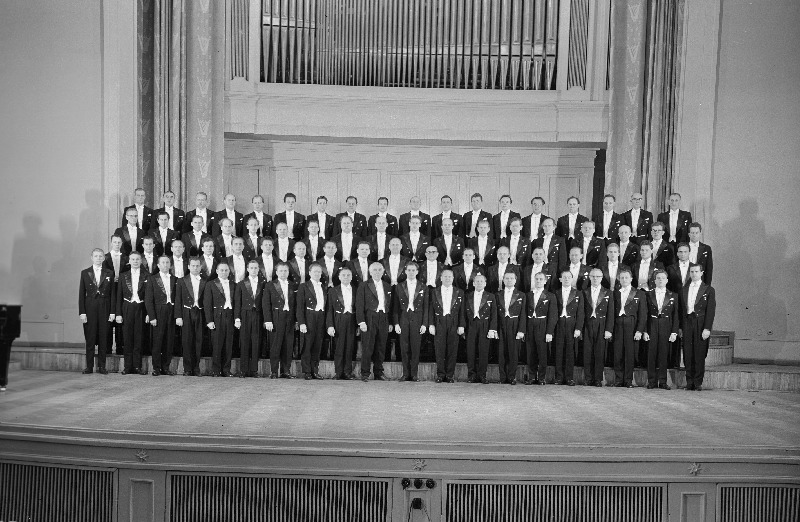 Riiklik Akadeemiline Meeskoor Estonia kontserdisaali laval peale kontserti.