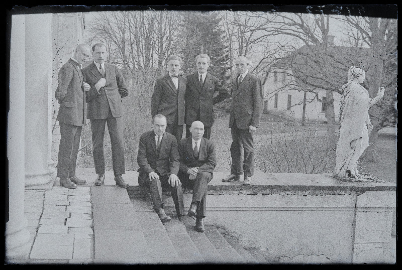 Grupp Õisu Piimaasjanduse Kooli lõpetajaid Õisu mõisa trepil, (foto tellija Kuresson).