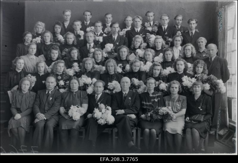 Grupp Paide Keskkooli lõpuklassi õpilasi.