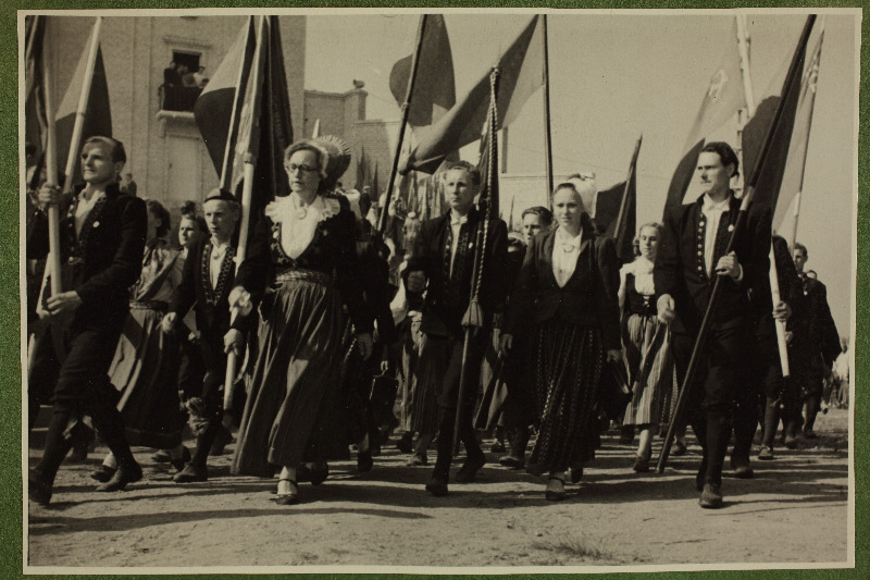 Osavõtjad 12. üldlaulupeo rongkäigul Tallinna lauluväljakul.