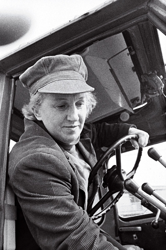 NLKP XXV kongressi delekaat, ENSV teeneline mehhanisaator, Tartu rajooni Võrtsjärve kolhoosi traktorist Erika Rõõm.