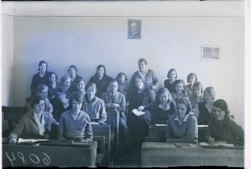 Tütarlaste erareaalgümnaasiumi Eliisekool abituriendid klassis.