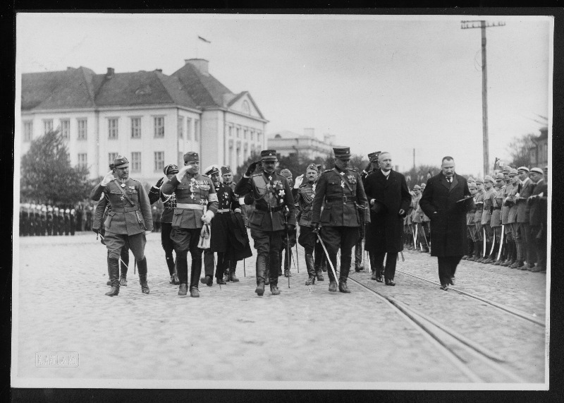 Soome president Relander, Eesti riigivanem Jaakson Vabaduse platsil sõjaväeparaadi vastu võtmas.