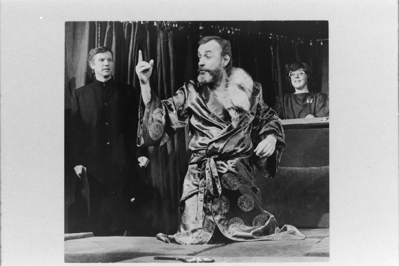 Stseen J. Anouilhi näidendist "Tuuleiil" "Vanalinna Stuudios". Vasakult: Isa Dubaton - Aleksander Eelmaa, Ornifle - Aarne Üksküla ja preili Supo - Ines Aru.