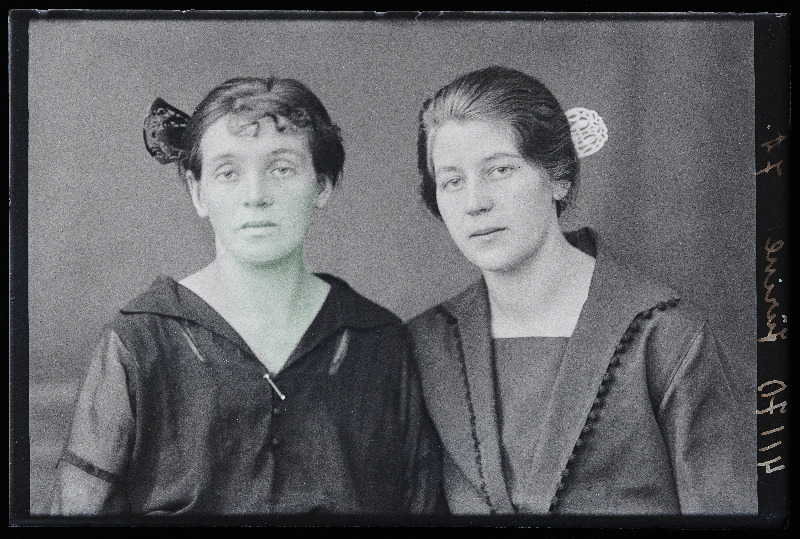 Kaks naist, (foto tellija Jürine).