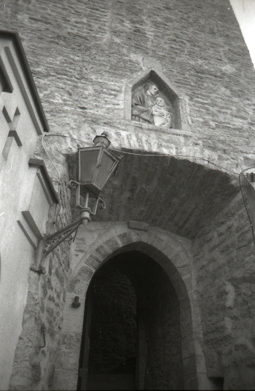 Vaade Lühikese jala väravatorni reljeefile.