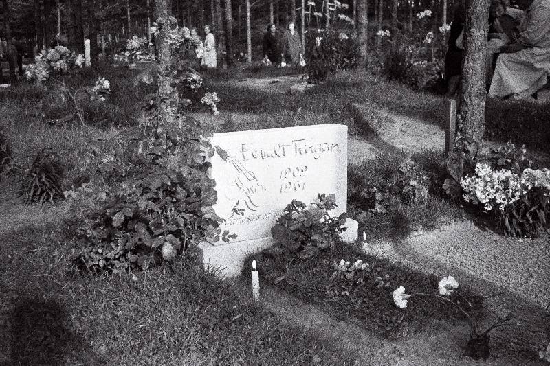 Viiuldaja ja pedagoogi Eevalt Turgani hauatähis Metsakalmistul.