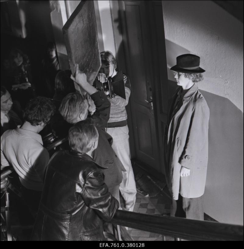 Filmi "Metskannikesed" võtted. Paremal seisab Tõnu rollis Arvo Kukumägi