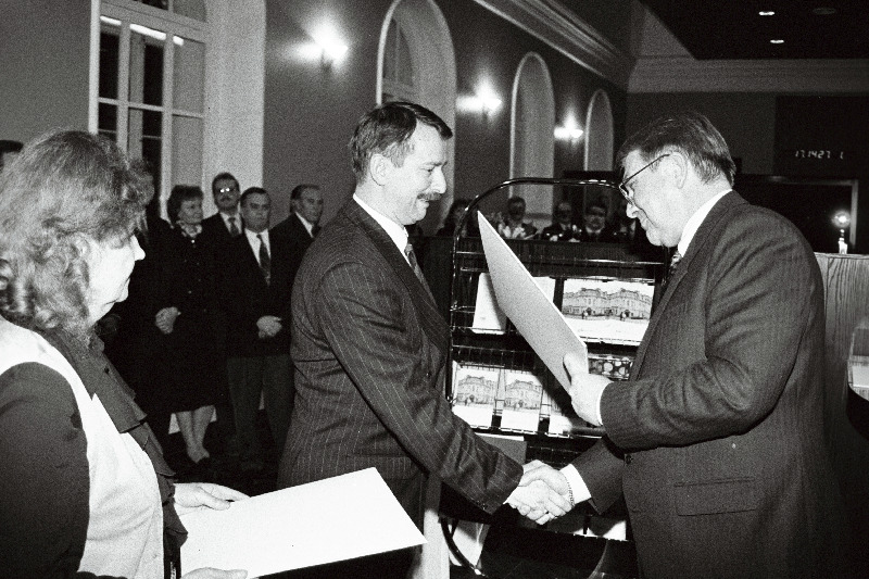 Põhja-Eesti Panga avamine, panga juhatuse esimees Peeter Vähi annab üle Siim Kallasele tänukirja.