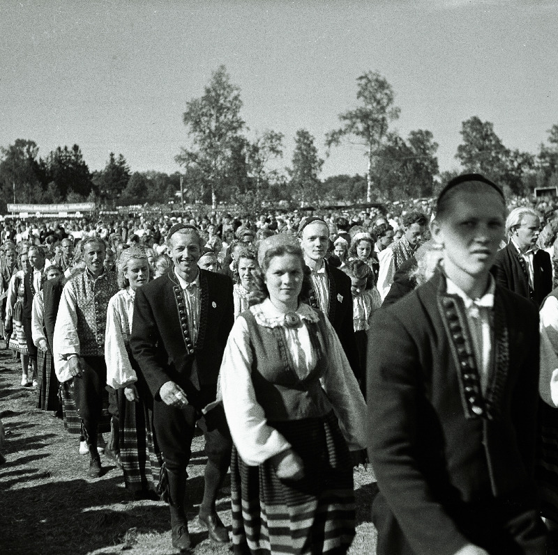 XIII üldlaulupeost osavõtjate rongkäik Lauluväljakul.