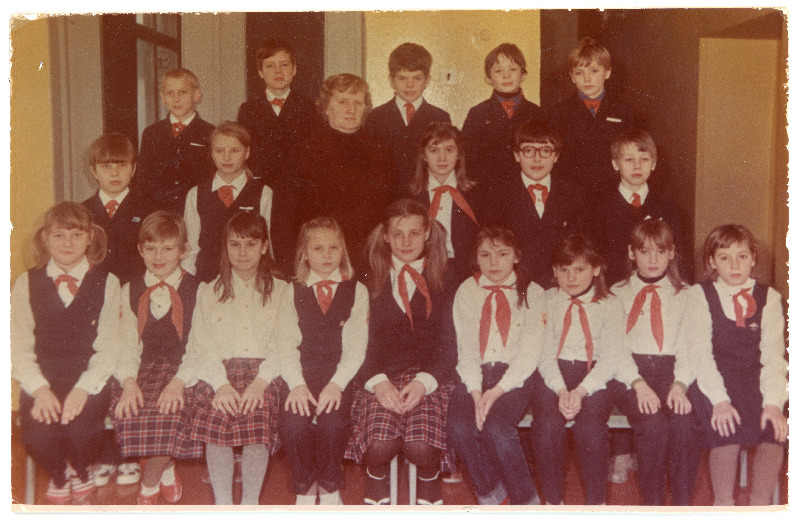 Kullamaa Keskkooli 4. klass klassijuhataja Eltsu Uuedaga. Grupipilt.