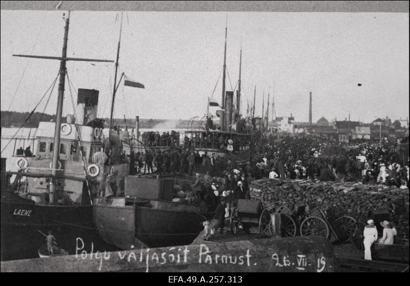 Vabadussõda. 9.Jalaväepolk sadamas asumas laevadele sõiduks Viru rindele.