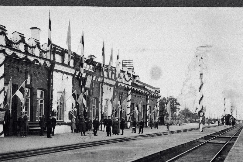 Soomusrongi nr.2 lahingud Valgas, Vastseliinas, Orava veski juures, Petseris, Võrus, Lätis ja Narva rindel. Kindral Laidoneri ja Balahhovit?i kohtumine Pihkvas. Soomusrongi elust rahu ajal: õppused, paraadid, spordivõistlused, kasarmud jne. Laagrid Paldiskis, Petseris. Jaapani sõjaväe esindajate külaskäik.