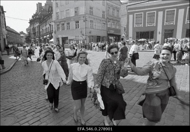 Abituriendid lõpukellapäeval.