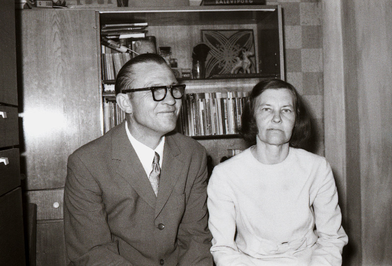 Kirjanik Paul Haavaoks abikaasaga.